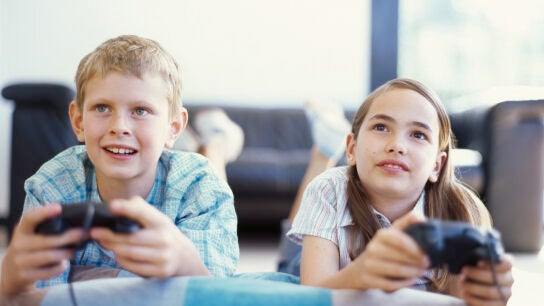 Ni&ntilde;os jugando