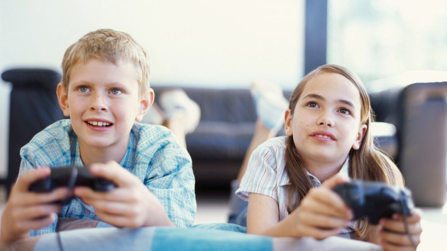 Ni&ntilde;os jugando