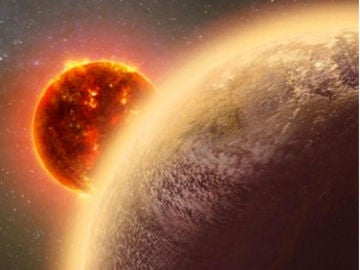 Exoplaneta con atmósfera girando alrededor de una estrella enana rojaExoplaneta con atmósfera girando alrededor de una estrella enana roja