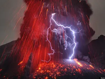 Foto de un rayo en el volcán Sakurajima (Japón) Foto de un rayo en el volcán Sakurajima (Japón)