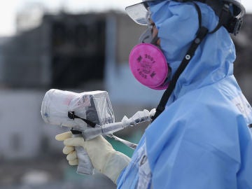 Un operario en Fukushima