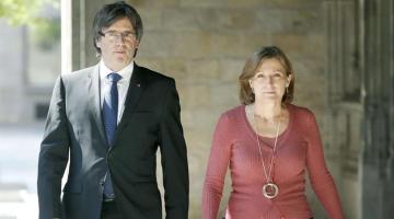 El presidente de la Generalitat, Carles Puigdemont, junto a la presidenta del Parlament, Carme Forcadell