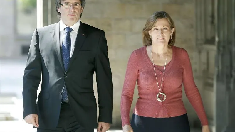 El presidente de la Generalitat, Carles Puigdemont, junto a la presidenta del Parlament, Carme Forcadell