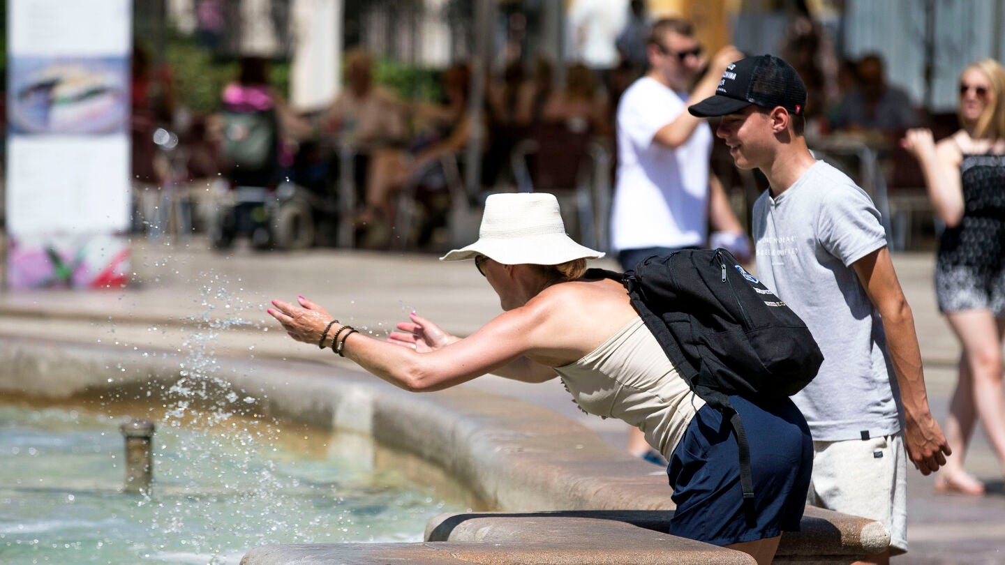 Turistas junto a una fuente de agua