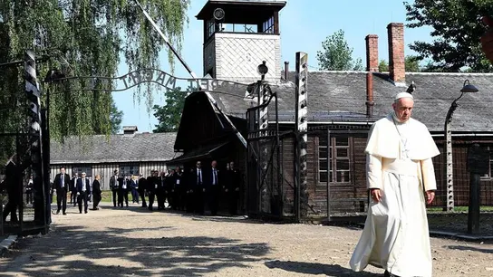 El papa Francisco atraviesa la puerta "Arbeit macht Frei" El papa Francisco atraviesa la puerta "Arbeit macht Frei"