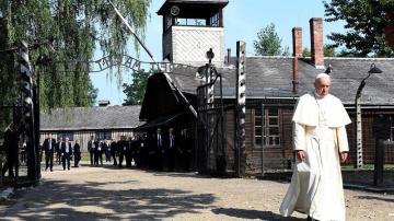 El papa Francisco atraviesa la puerta "Arbeit macht Frei" 