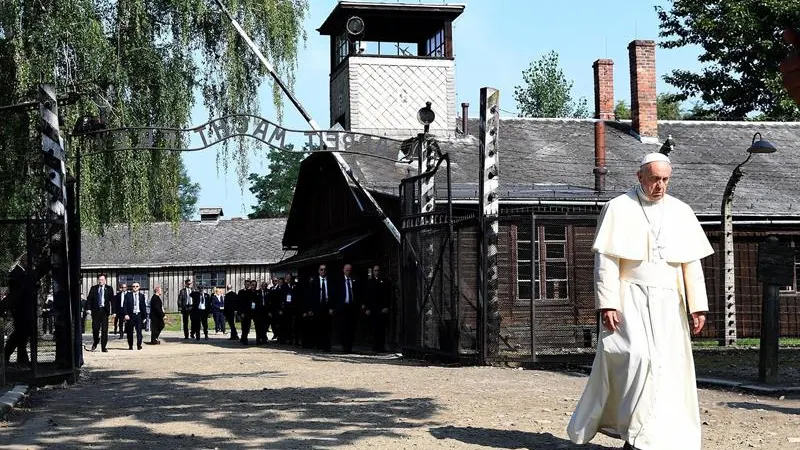 El papa Francisco atraviesa la puerta "Arbeit macht Frei" 