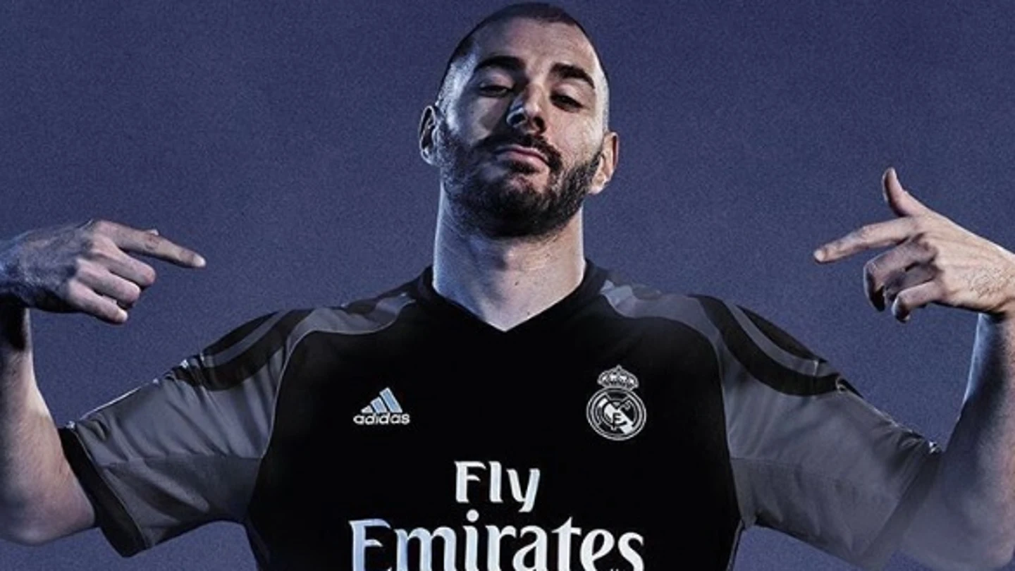 Benzema presenta la tercera equipación del Real Madrid Benzema presenta la tercera equipación del Real Madrid