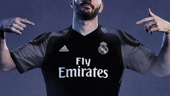 Benzema presenta la tercera equipación del Real Madrid