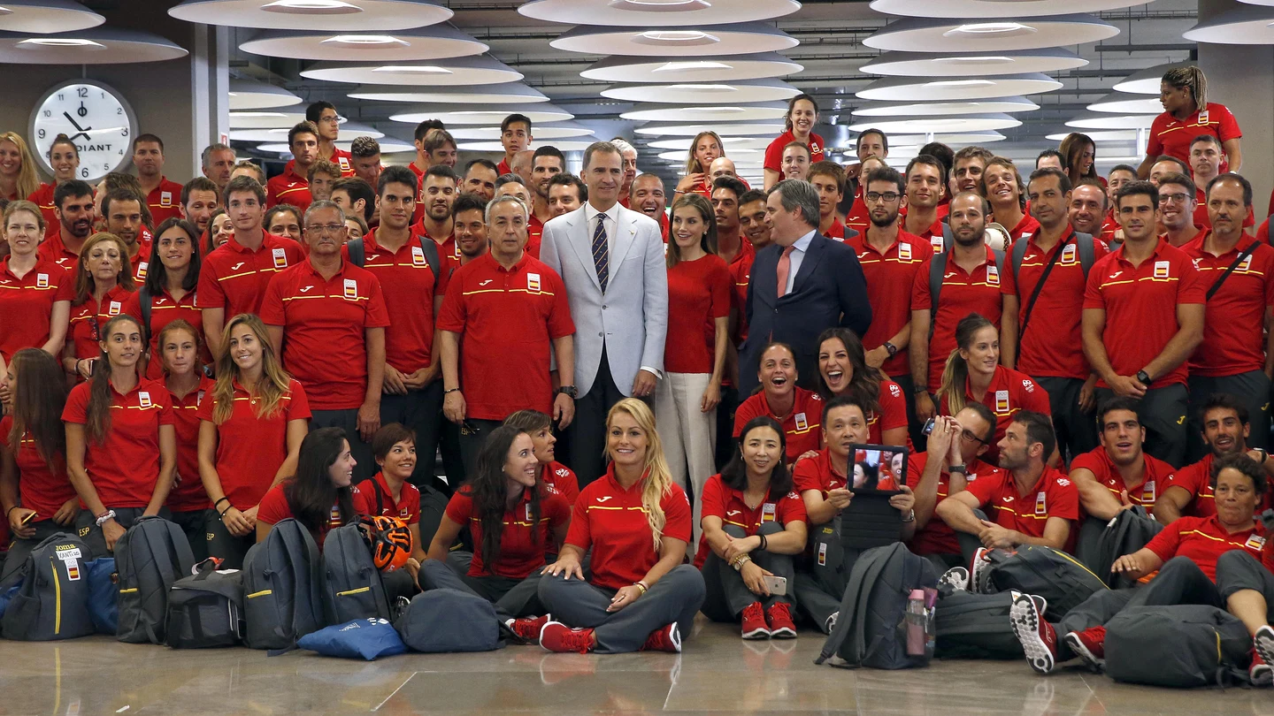 Los Reyes han despedido hoy en el aeropuerto de Barajas a los atletas que viajan a los Juegos de Río de Janeiro para desearles "muchos éxitos" y, en palabras de Felipe VI, recordarles que son "los mejores embajadores de un país que sabe superar las dificultades y mirar al futuro con determinación". Los Reyes han despedido hoy en el aeropuerto de Barajas a los atletas que viajan a los Juegos de Río de Janeiro para desearles "muchos éxitos" y, en palabras de Felipe VI, recordarles que son "los mejores embajadores de un país que sabe superar las dificultades y mirar al futuro con determinación".