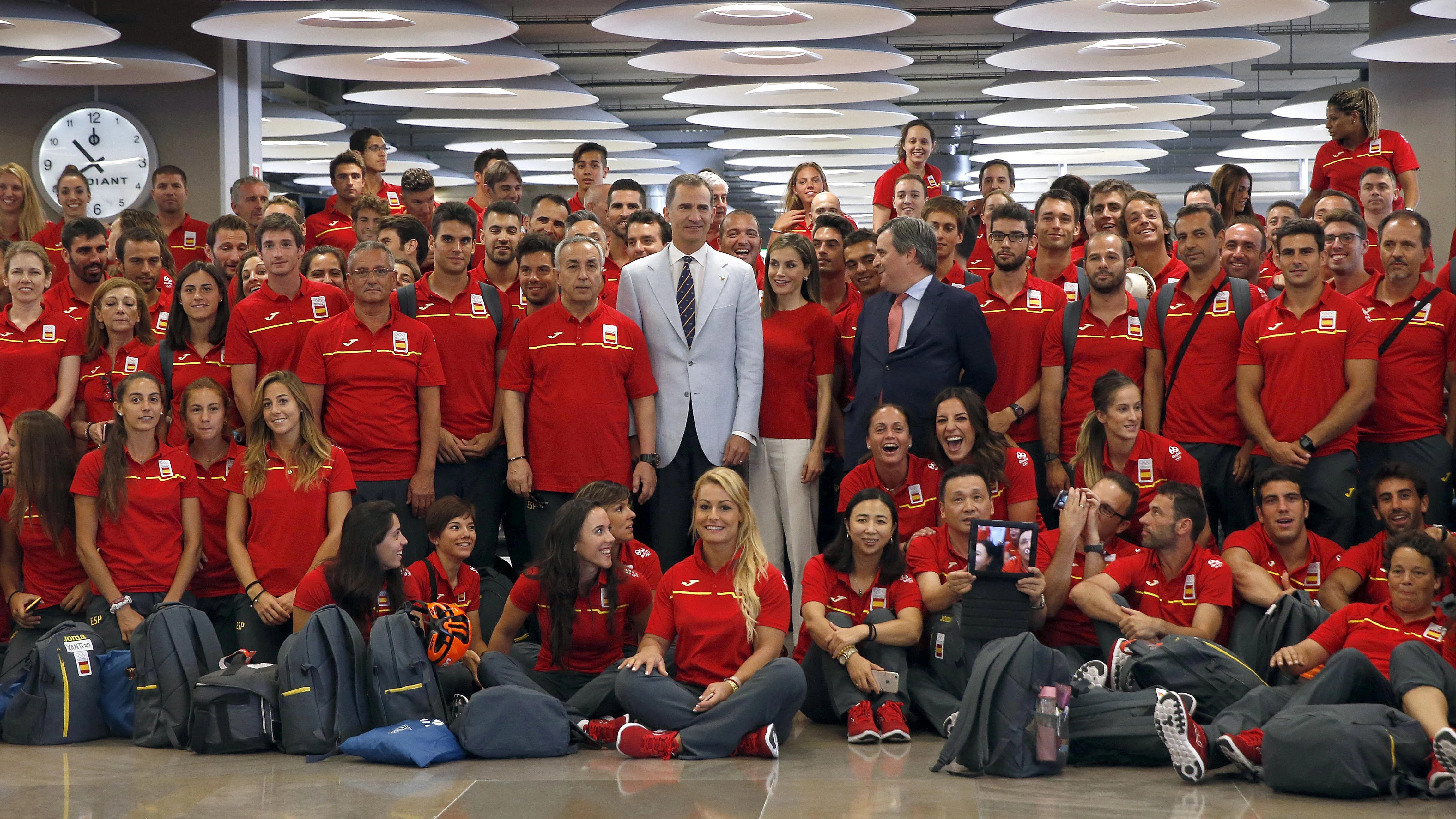 Los Reyes han despedido hoy en el aeropuerto de Barajas a los atletas que viajan a los Juegos de Río de Janeiro para desearles "muchos éxitos" y, en palabras de Felipe VI, recordarles que son "los mejores embajadores de un país que sabe superar las dificultades y mirar al futuro con determinación".