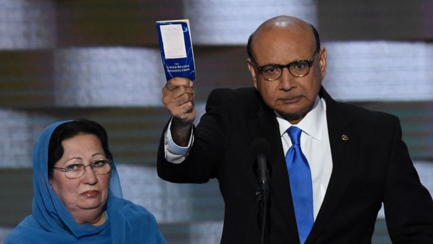 Khizr Khan se dirige a Donald Trump en la Conferencia Dem&oacute;crata en Filadelfia