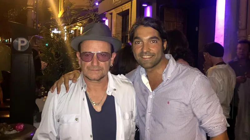 Bono con un fan en Valencia Bono con un fan en Valencia