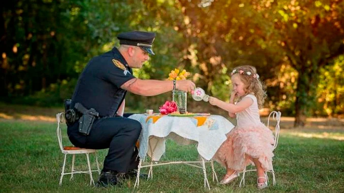La peque&ntilde;a de dos a&ntilde;os toma el t&eacute; con el Polic&iacute;a que le salv&oacute; la vida.