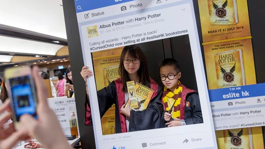 Seguidores de Harry Potter, posan para una foto en una librería de Hong Kong. Seguidores de Harry Potter, posan para una foto en una librería de Hong Kong.