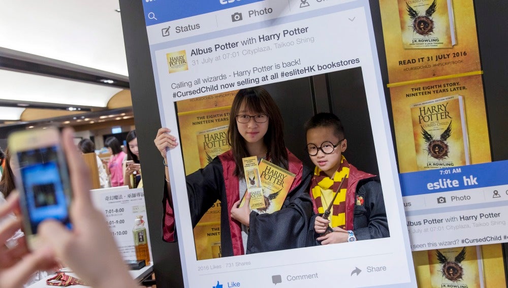 Seguidores de Harry Potter, posan para una foto en una librería de Hong Kong. 