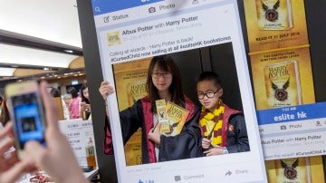 Seguidores de Harry Potter, posan para una foto en una librería de Hong Kong. 