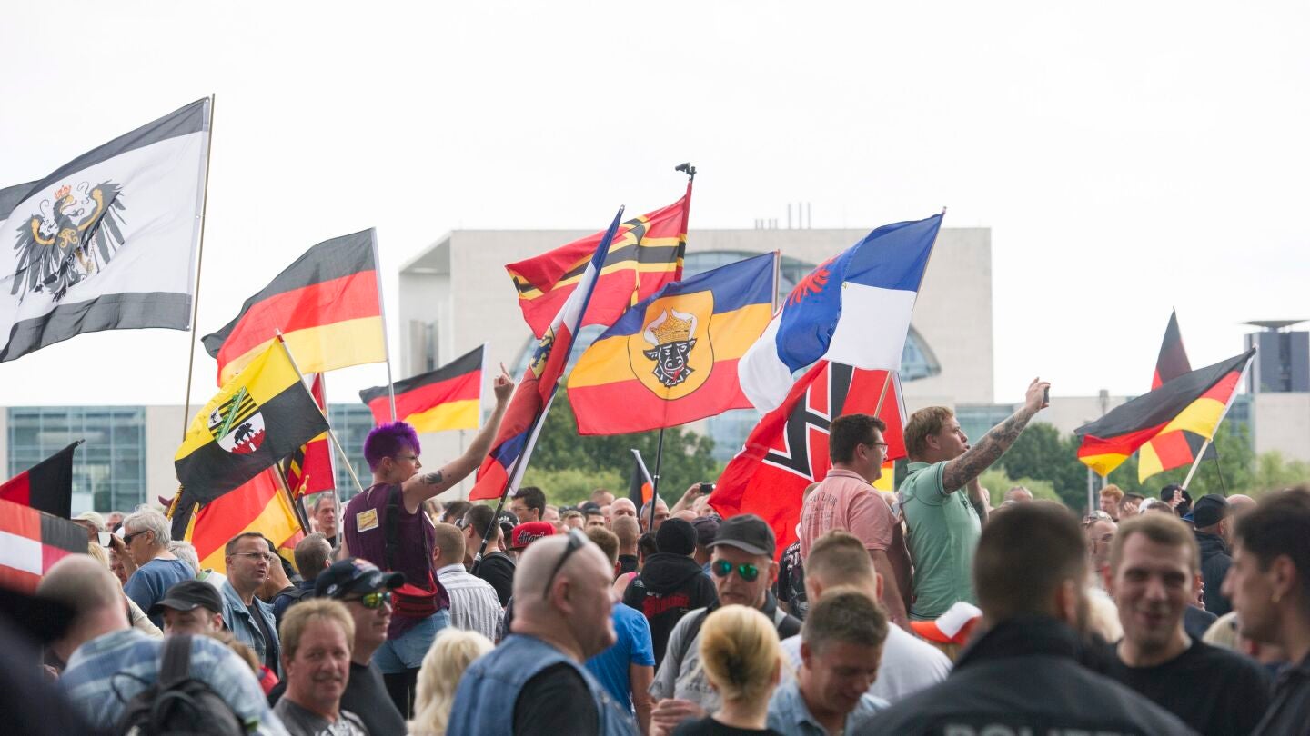 Un grupo de manifestantes de ultraderecha protesta por las pol&iacute;ticas de asilo de Angela Merkel