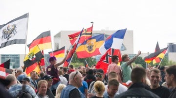 Un grupo de manifestantes de ultraderecha protesta por las políticas de asilo de Angela Merkel