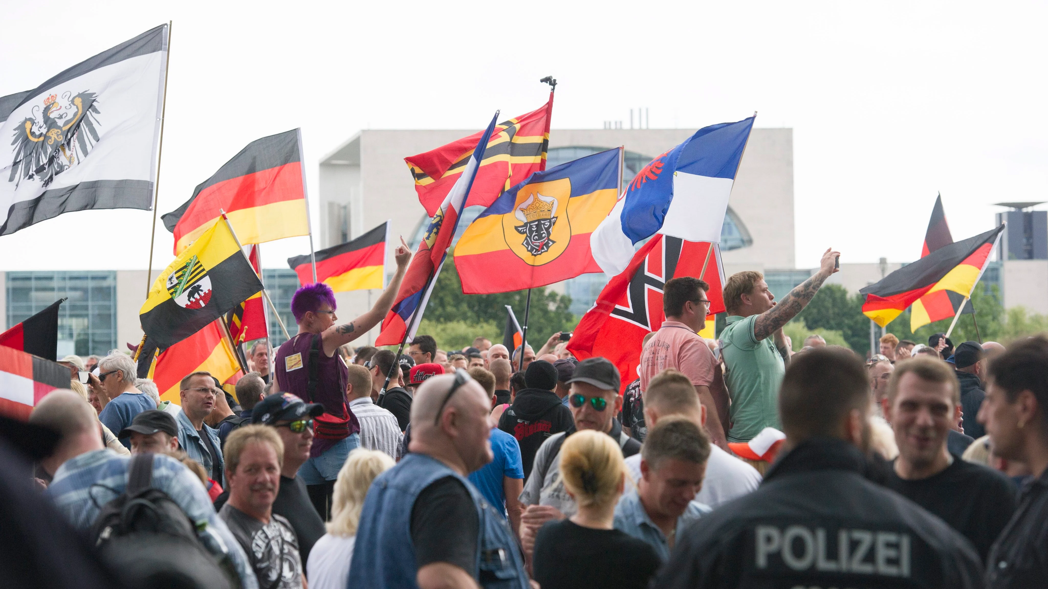 Un grupo de manifestantes de ultraderecha protesta por las políticas de asilo de Angela Merkel