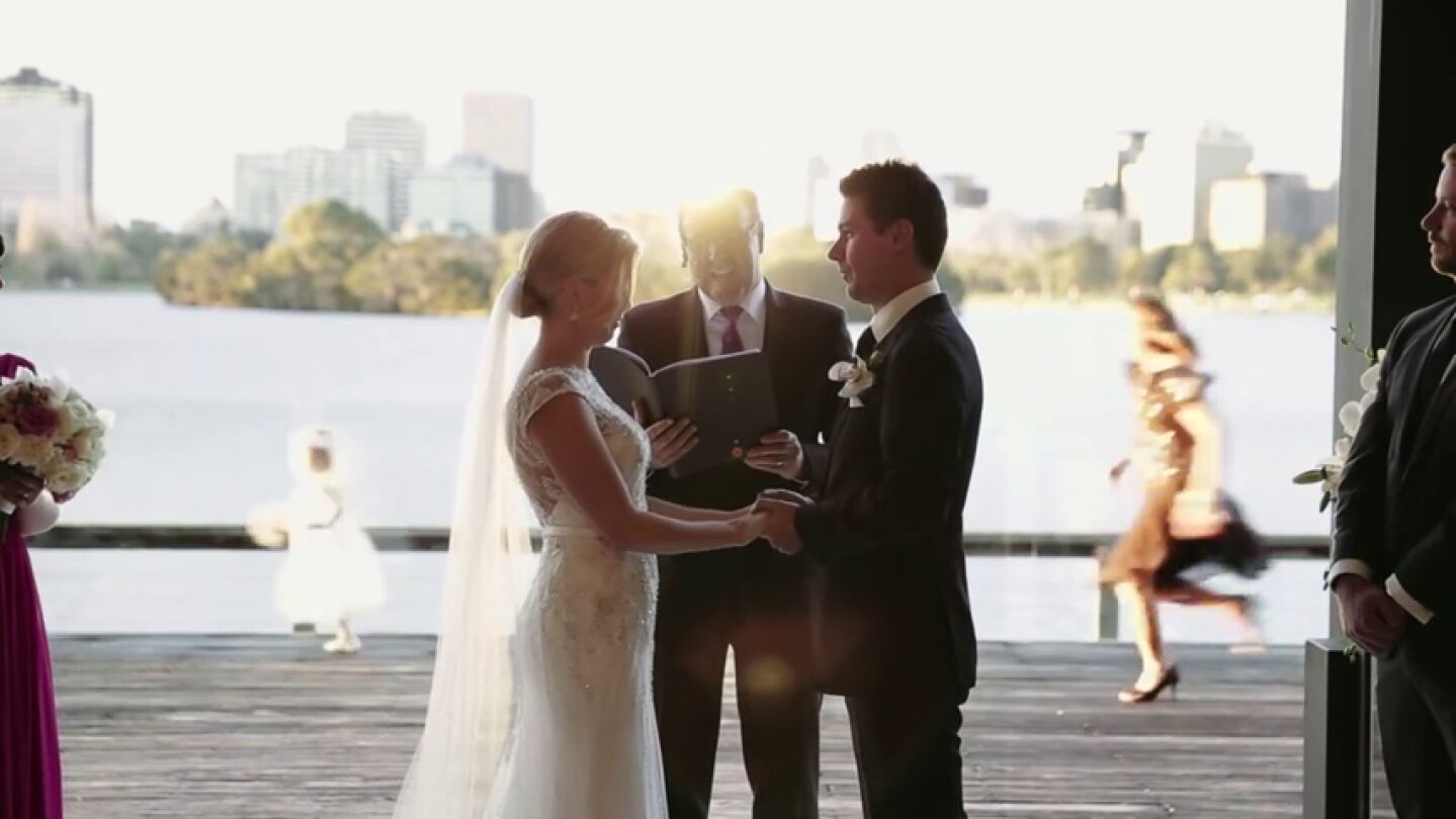 Una mujer corre detr&aacute;s de una ni&ntilde;a durante una boda en Melbourne