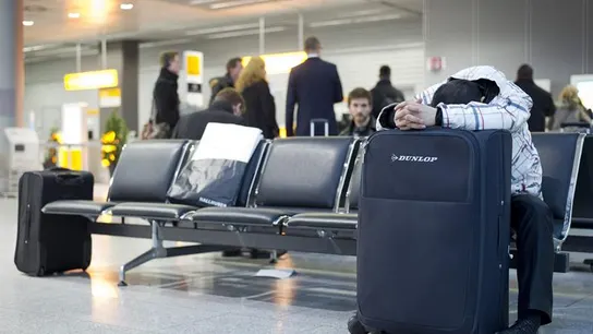 Viajero esperando en el aeropuerto Viajero esperando en el aeropuerto