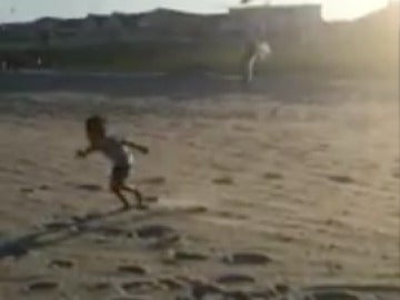 El niño perseguido por las gaviotas El niño perseguido por las gaviotas