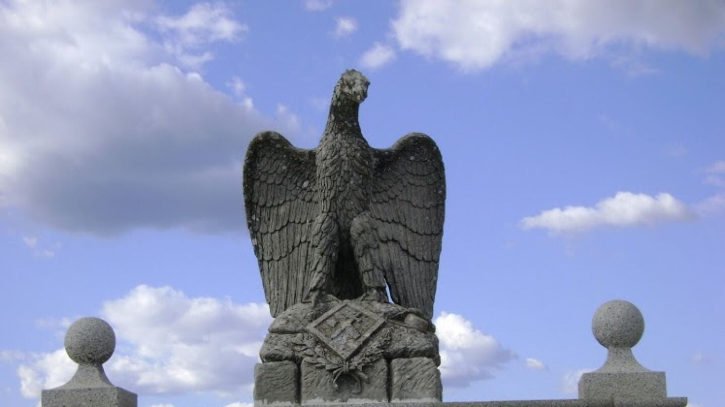 &Aacute;guila franquista en el puerto de And&uacute;jar