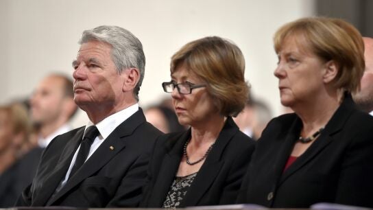 El presidente de Alemania, Joachim Gauck (izqda), y la canciller alemana, Angela Merkel (dcha), asisten a un homenaje a las v&iacute;ctimas del tiroteo de M&uacute;nich