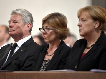 El presidente de Alemania, Joachim Gauck (izqda), y la canciller alemana, Angela Merkel (dcha), asisten a un homenaje a las víctimas del tiroteo de Múnich El presidente de Alemania, Joachim Gauck (izqda), y la canciller alemana, Angela Merkel (dcha), asisten a un homenaje a las víctimas del tiroteo de Múnich