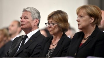 El presidente de Alemania, Joachim Gauck (izqda), y la canciller alemana, Angela Merkel (dcha), asisten a un homenaje a las víctimas del tiroteo de Múnich