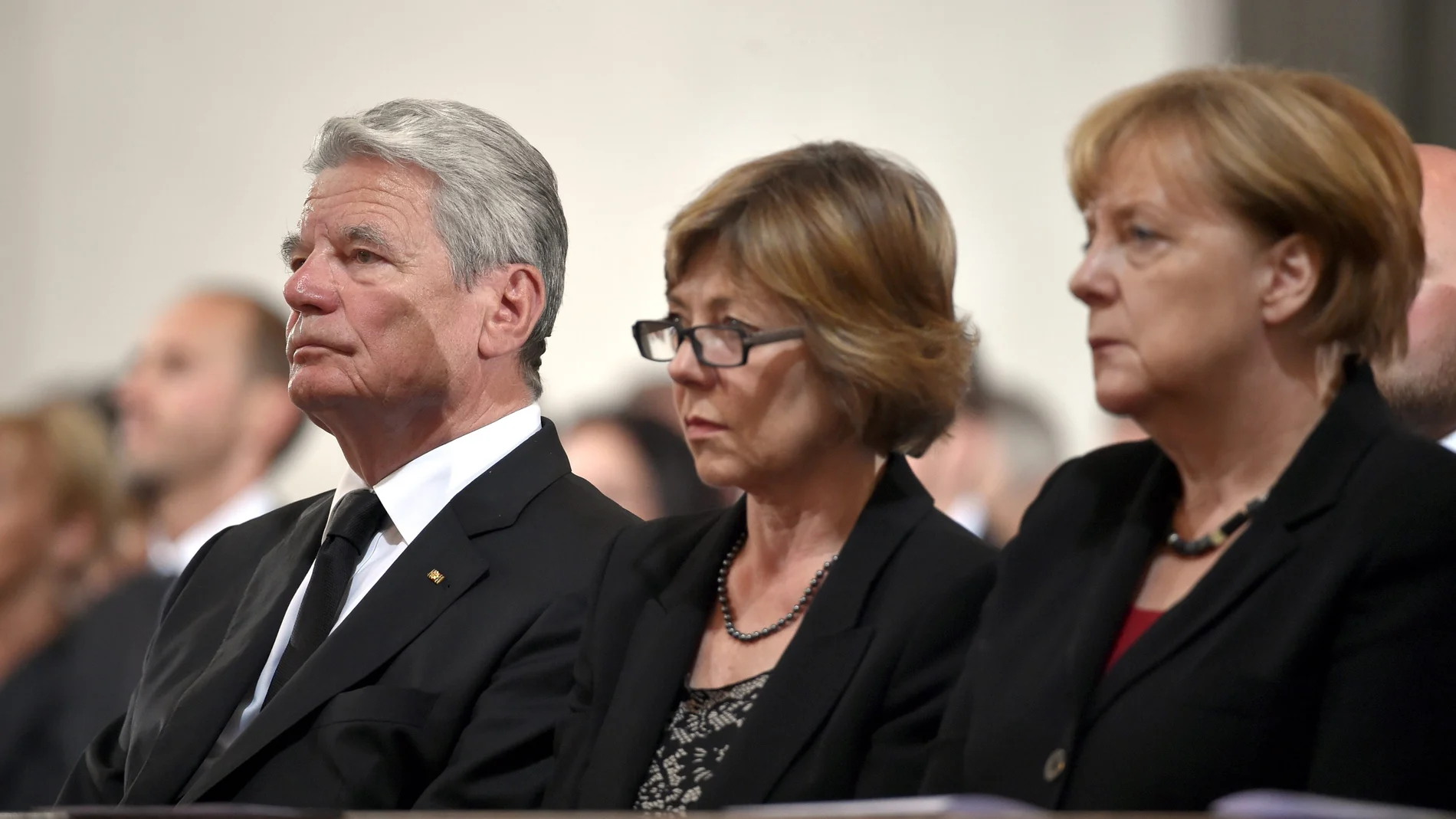 El presidente de Alemania, Joachim Gauck (izqda), y la canciller alemana, Angela Merkel (dcha), asisten a un homenaje a las víctimas del tiroteo de Múnich