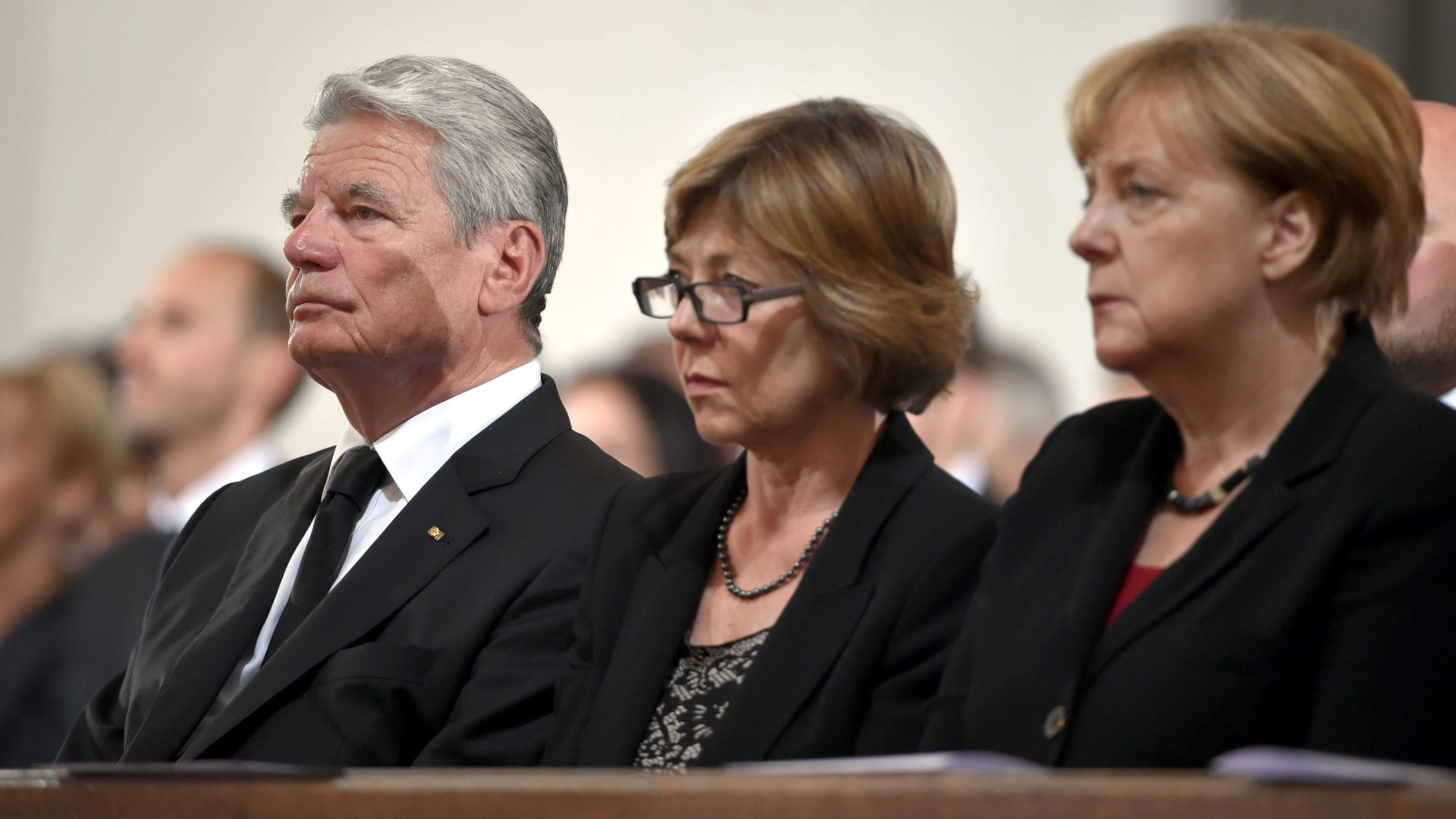 El presidente de Alemania, Joachim Gauck (izqda), y la canciller alemana, Angela Merkel (dcha), asisten a un homenaje a las víctimas del tiroteo de Múnich