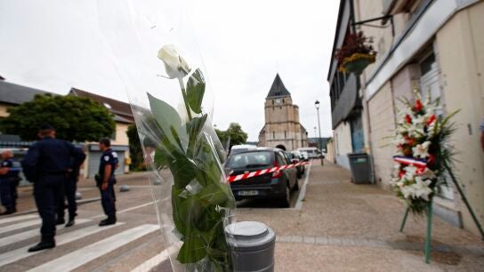 Una rosa blanca colocada cerca de la iglesia donde fue asesinado el sacerdote Jacques Hamel en Saint Etienne du Rouvray, Normand&iacute;a.