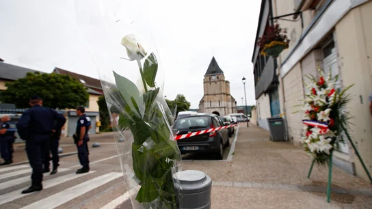 Una rosa blanca colocada cerca de la iglesia donde fue asesinado el sacerdote Jacques Hamel en Saint Etienne du Rouvray, Normandía. Una rosa blanca colocada cerca de la iglesia donde fue asesinado el sacerdote Jacques Hamel en Saint Etienne du Rouvray, Normandía.