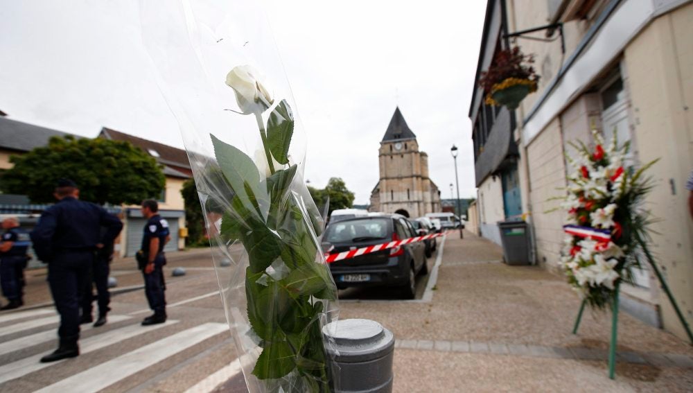 Una rosa blanca colocada cerca de la iglesia donde fue asesinado el sacerdote Jacques Hamel en Saint Etienne du Rouvray, Normandía.