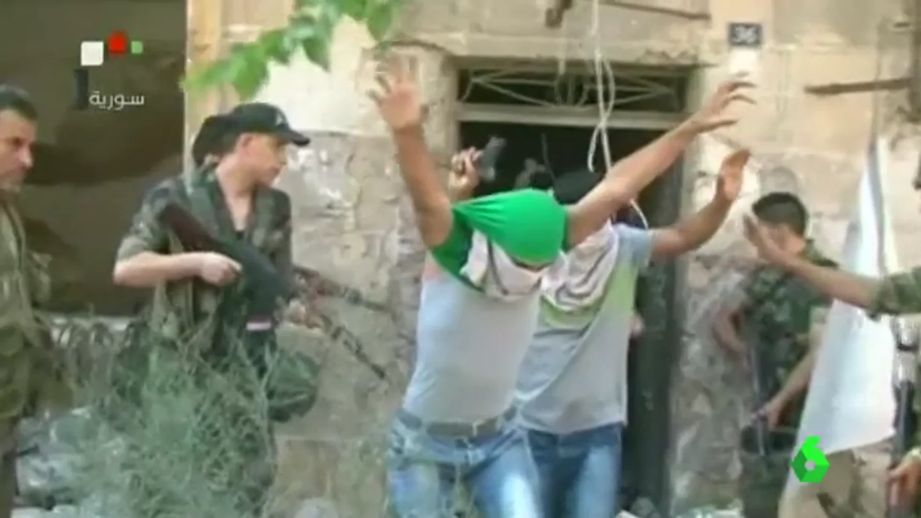 Un grupo de rebeldes se rinde en Alepo