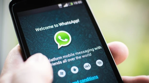 Un usuario entrando en WhatsApp Un usuario entrando en WhatsApp