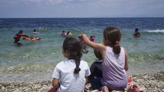 Ni&ntilde;os aprenden a nadar en Lesbos