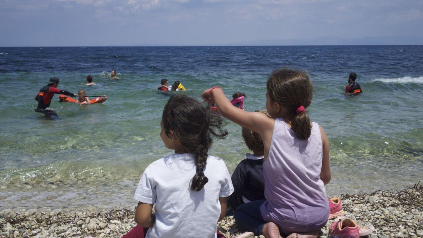 Ni&ntilde;os aprenden a nadar en Lesbos