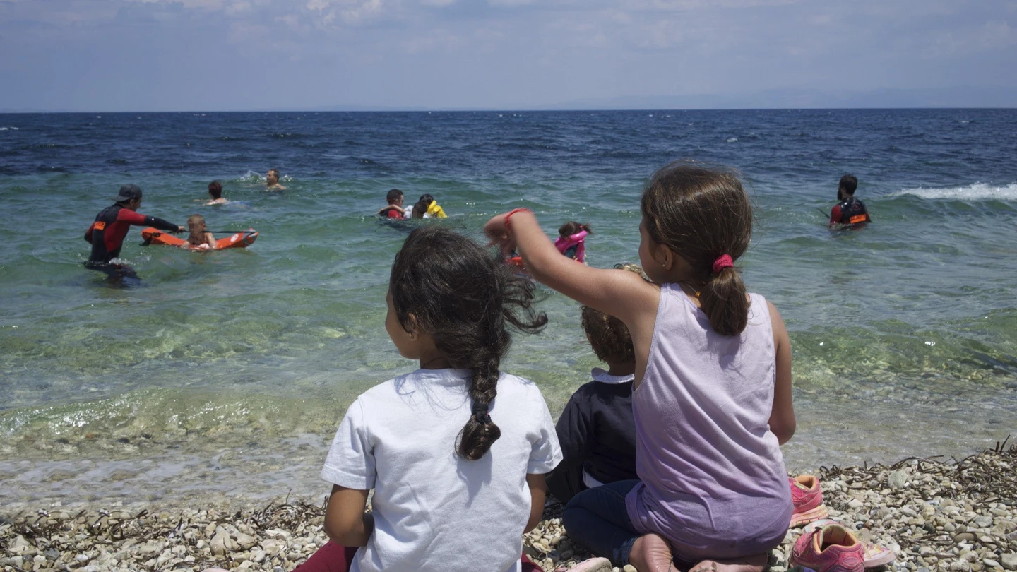 Niños aprenden a nadar en Lesbos Niños aprenden a nadar en Lesbos