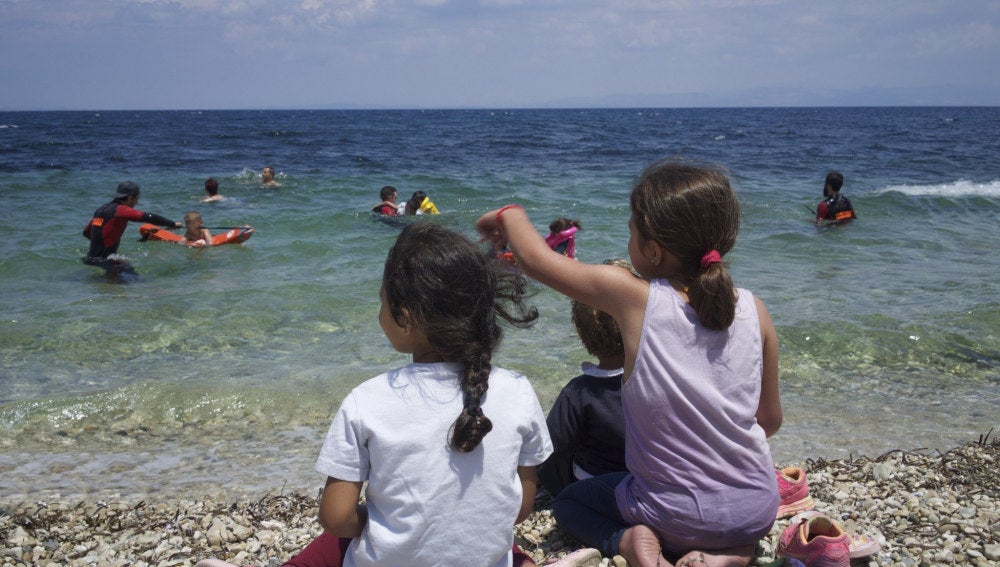 Niños aprenden a nadar en Lesbos