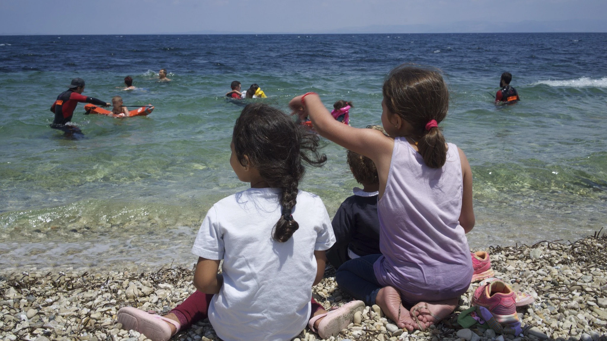 Niños aprenden a nadar en Lesbos Niños aprenden a nadar en Lesbos