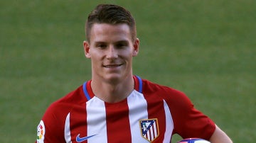 Kevin Gameiro posa con su nueva camiseta del Atleti