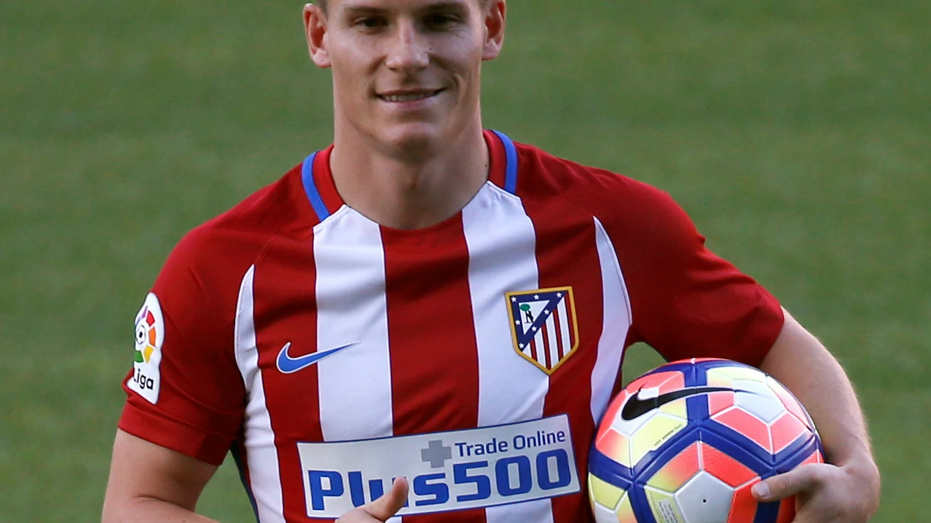 Kevin Gameiro posa con su nueva camiseta del Atleti