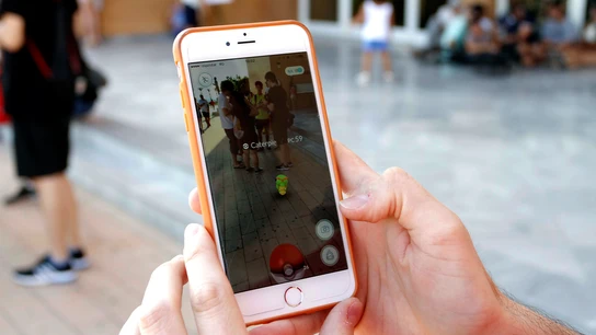 Una persona juega a Pokémon Go Una persona juega a Pokémon Go