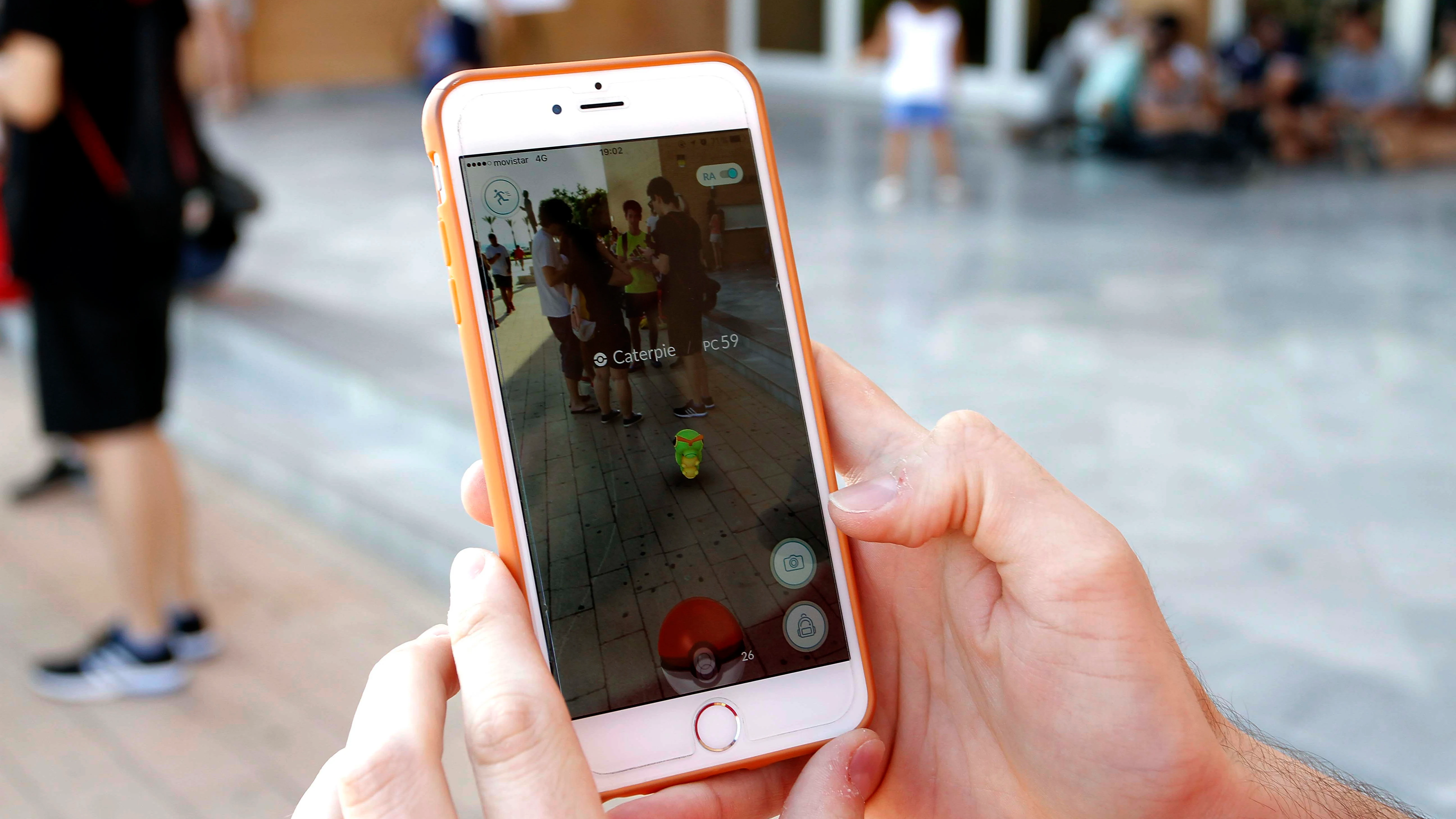 Una persona juega a Pokémon Go Una persona juega a Pokémon Go
