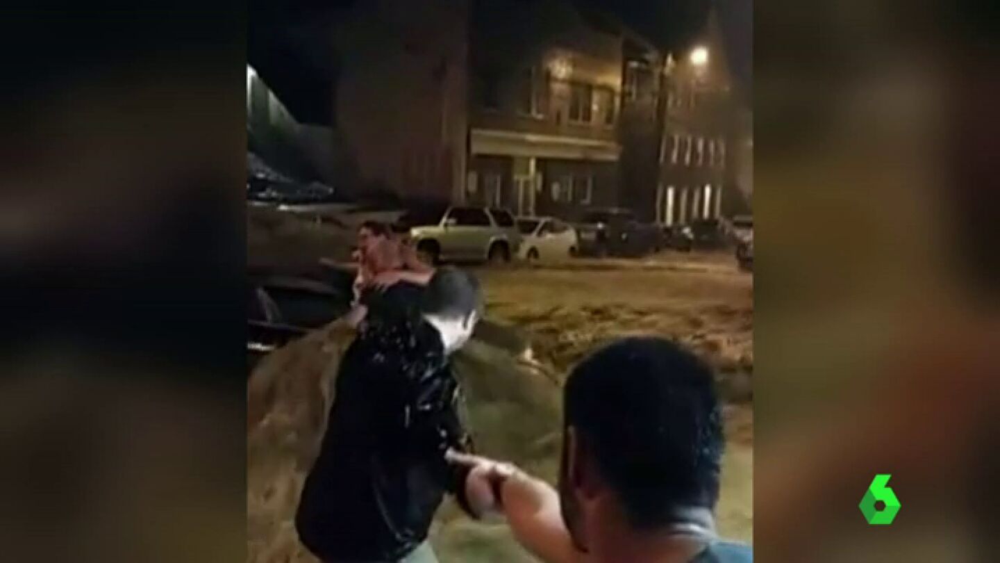 Frame 2.113926 de: Salvan a una mujer de morir ahogada en las inundaciones de Maryland gracias a una cadena humana