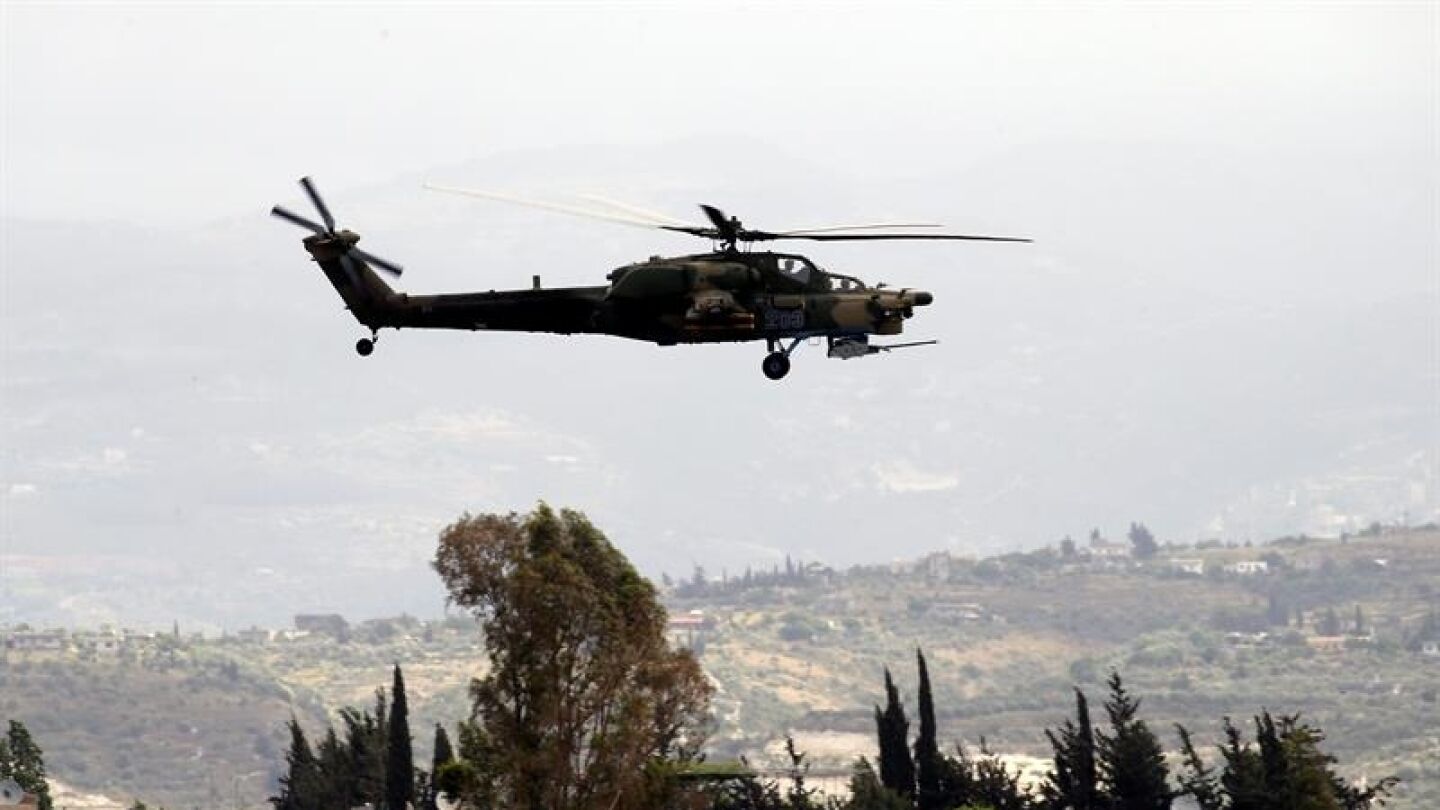 Un helic&oacute;ptero ruso Mi-28 patrulla cerca de la base a&eacute;rea Hmeimym en la provincia de Latakia (Siria)