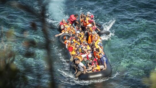 Embarcaci&oacute;n de inmigrantes llegando a la costa